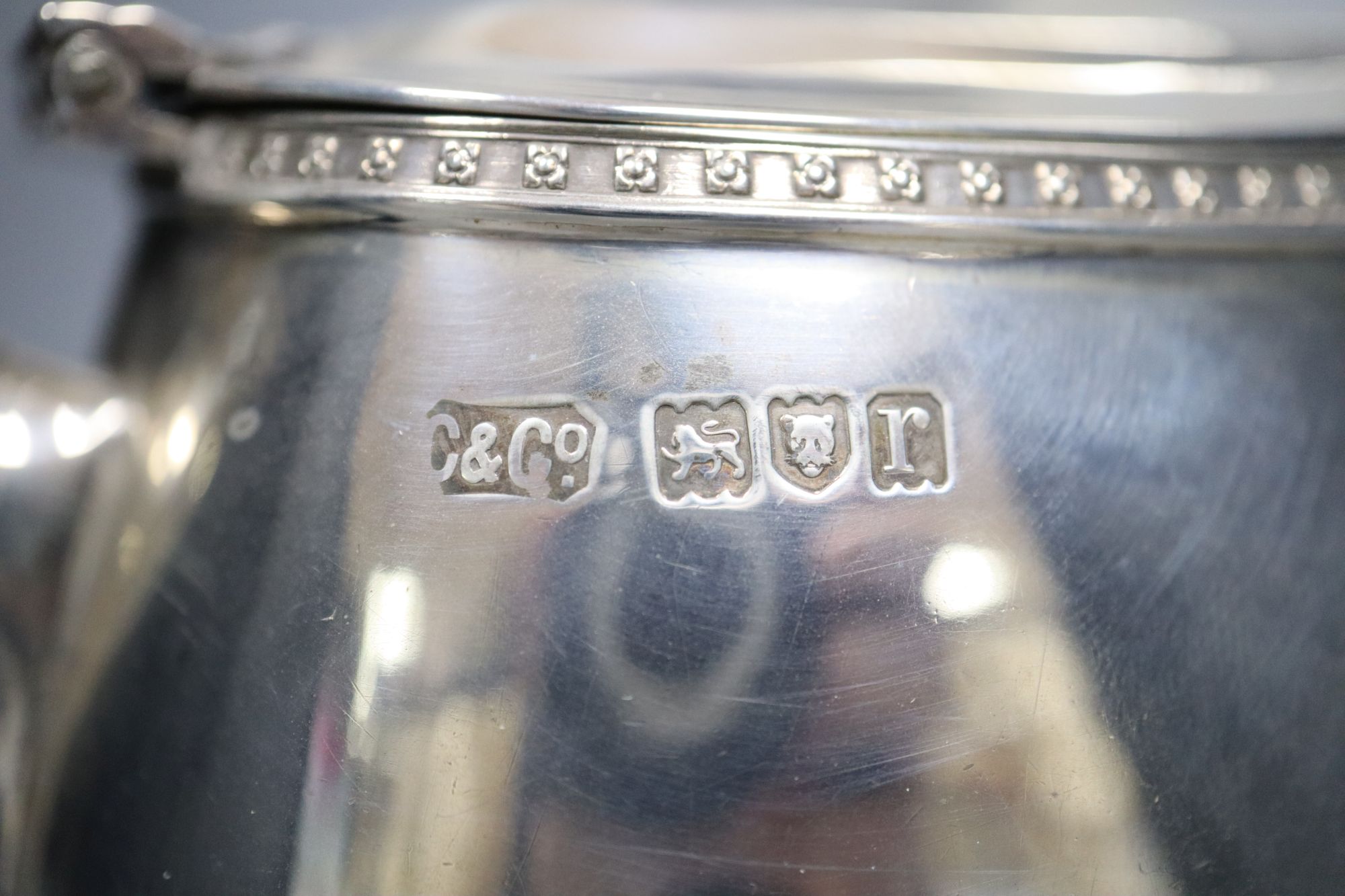 A George V silver hot water pot, with ebonised handle, Carrington & Co, London, 1912, 18.1cm, 16oz.